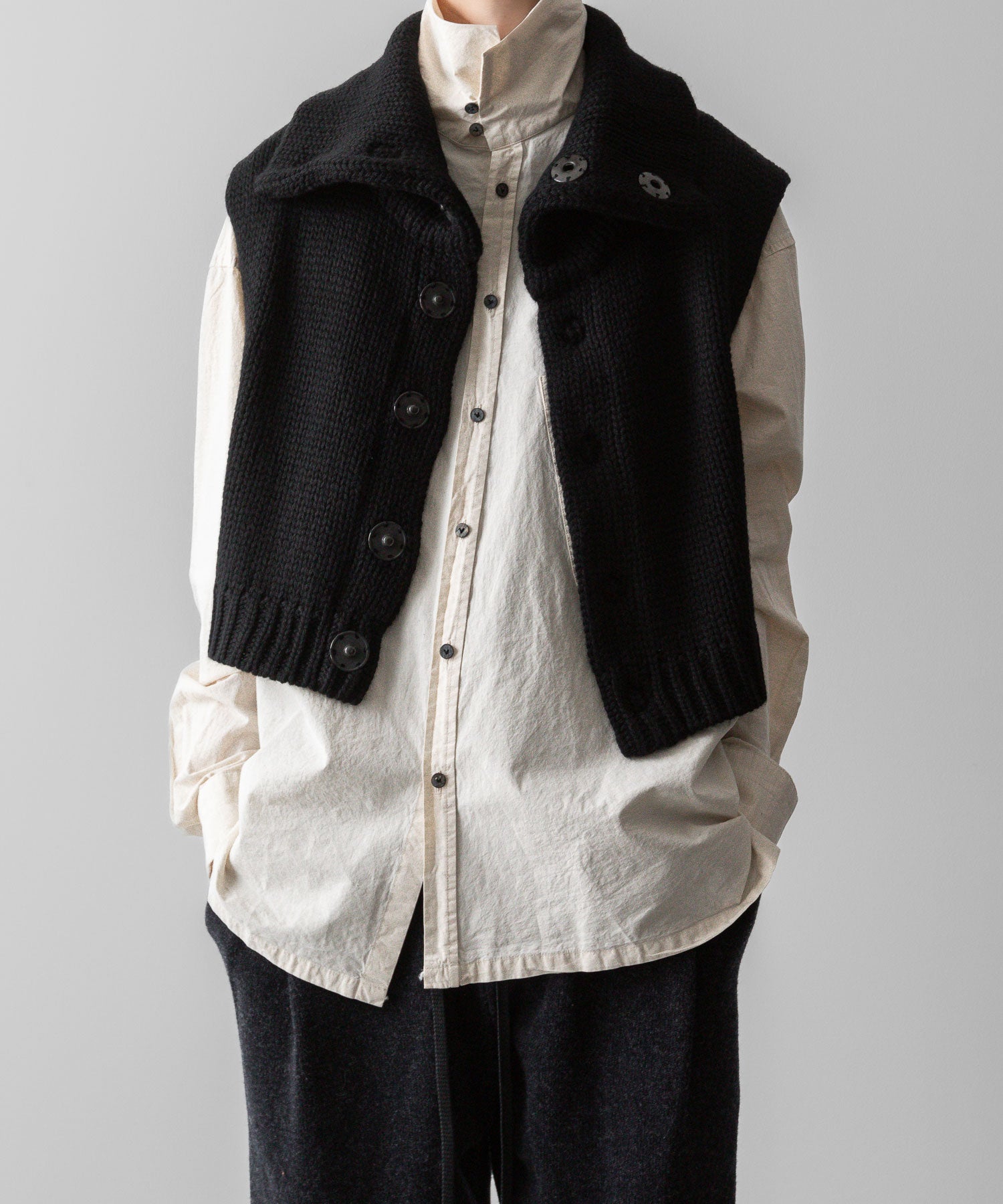 【 The Viridi-anne 】DIAGONAL OPEN HIGH NECK SHIRT - ECRU