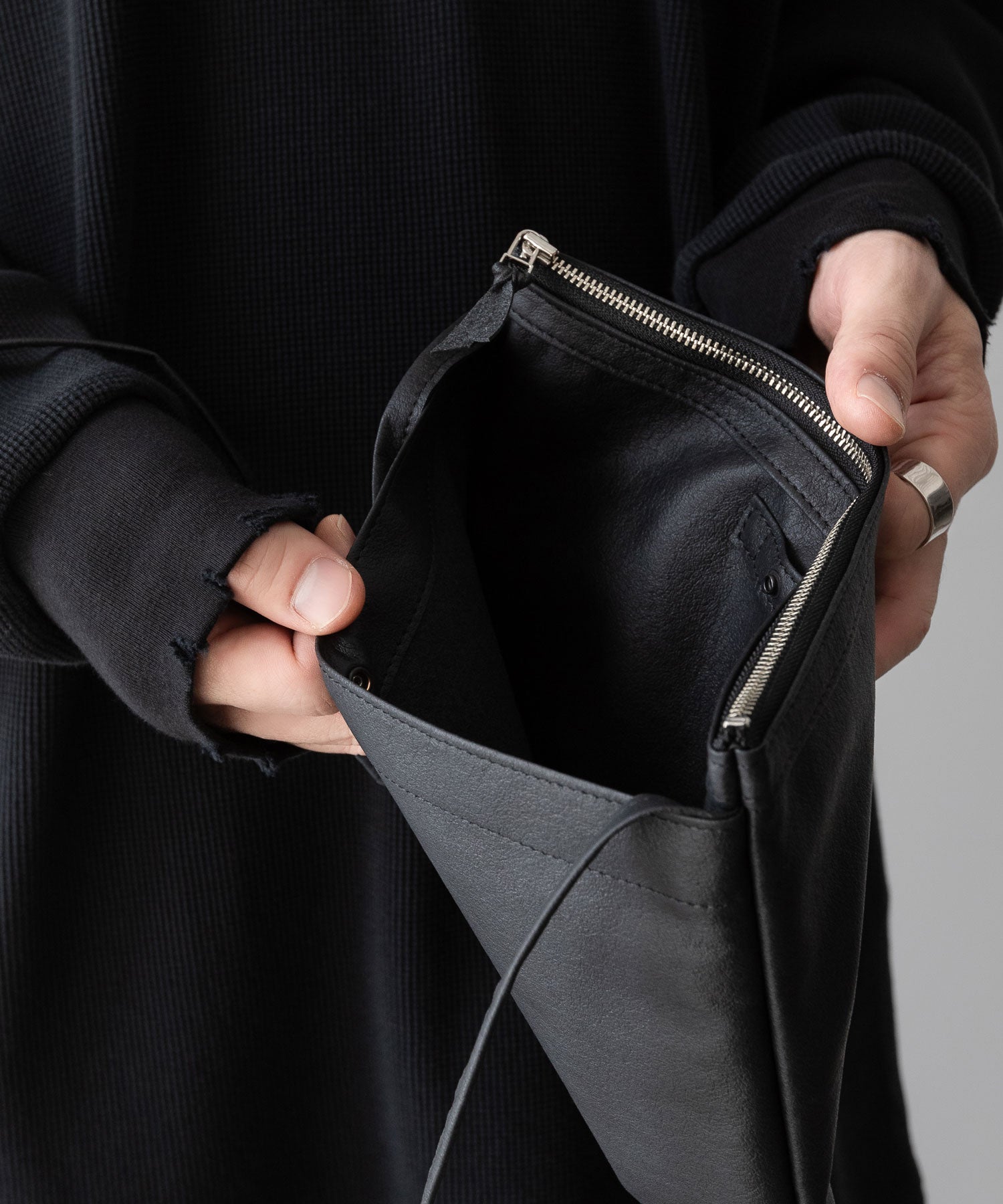 KaILI - カイリのSATELLITE POUCH MのBLACKの公式通販サイトsession福岡セレクトショップ