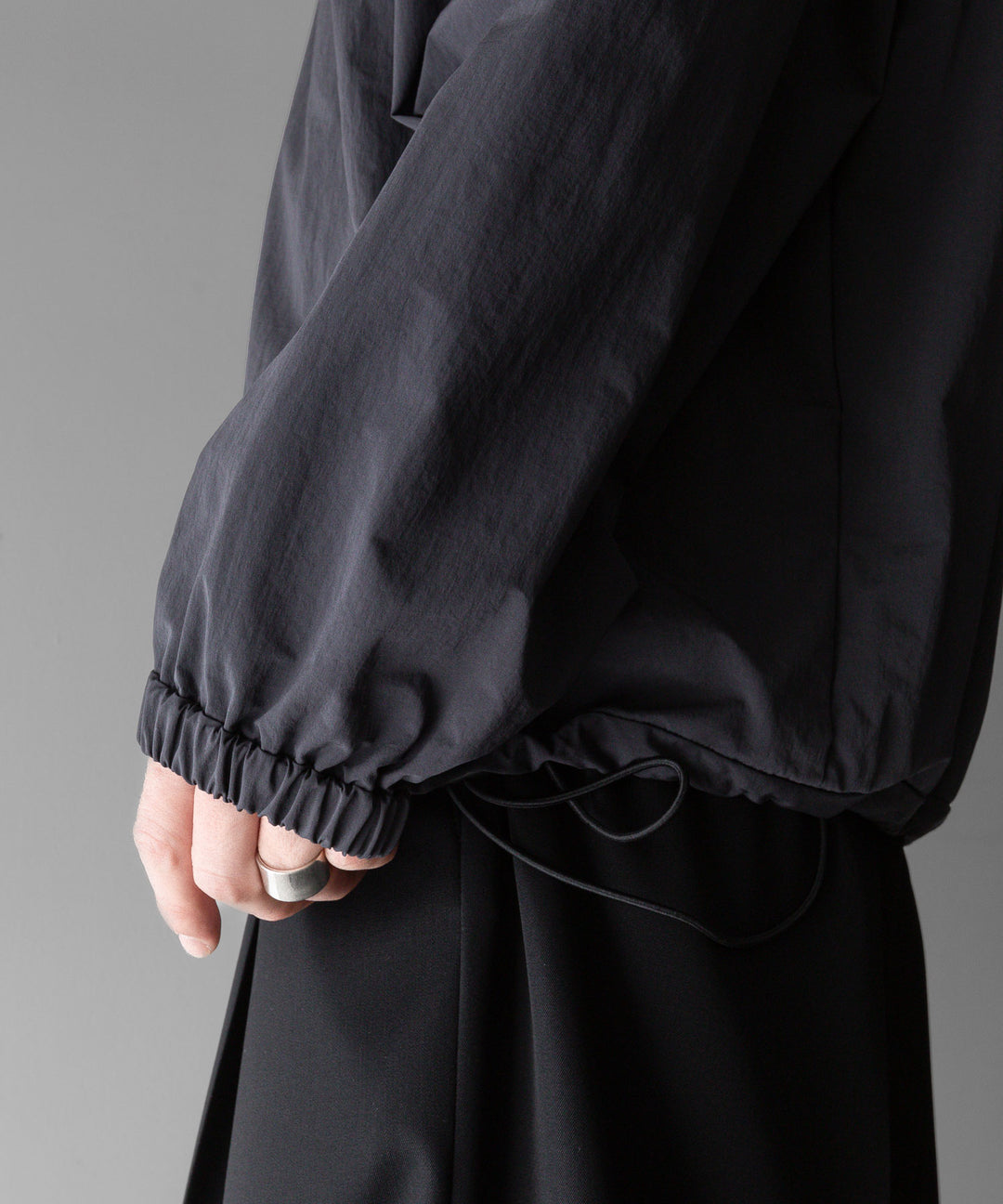 【stein】ssstein シュタインのWINDPROOF NYLON HALF ZIP PULLOVERのDARK GREY KHAKI 公式通販サイトsession福岡セレクトショップ