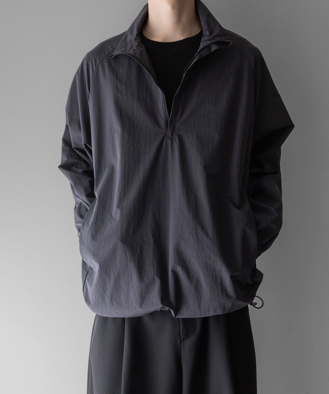 【stein】ssstein シュタインのWINDPROOF NYLON HALF ZIP PULLOVERのDARK GREY KHAKI 公式通販サイトsession福岡セレクトショップ