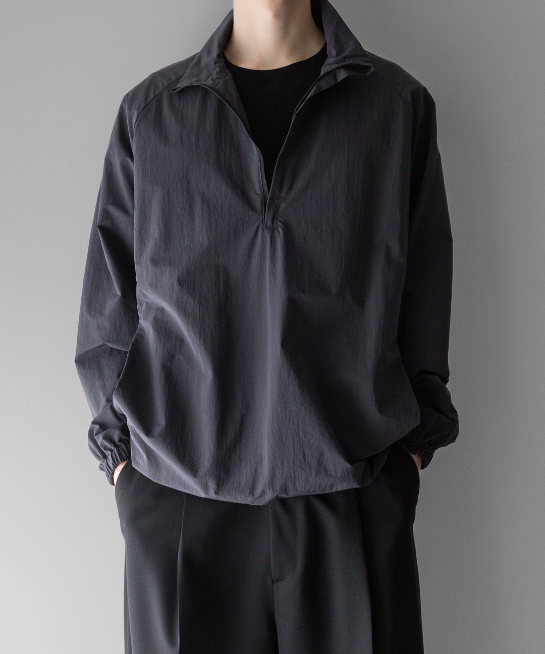 【stein】ssstein シュタインのWINDPROOF NYLON HALF ZIP PULLOVERのDARK GREY KHAKI 公式通販サイトsession福岡セレクトショップ