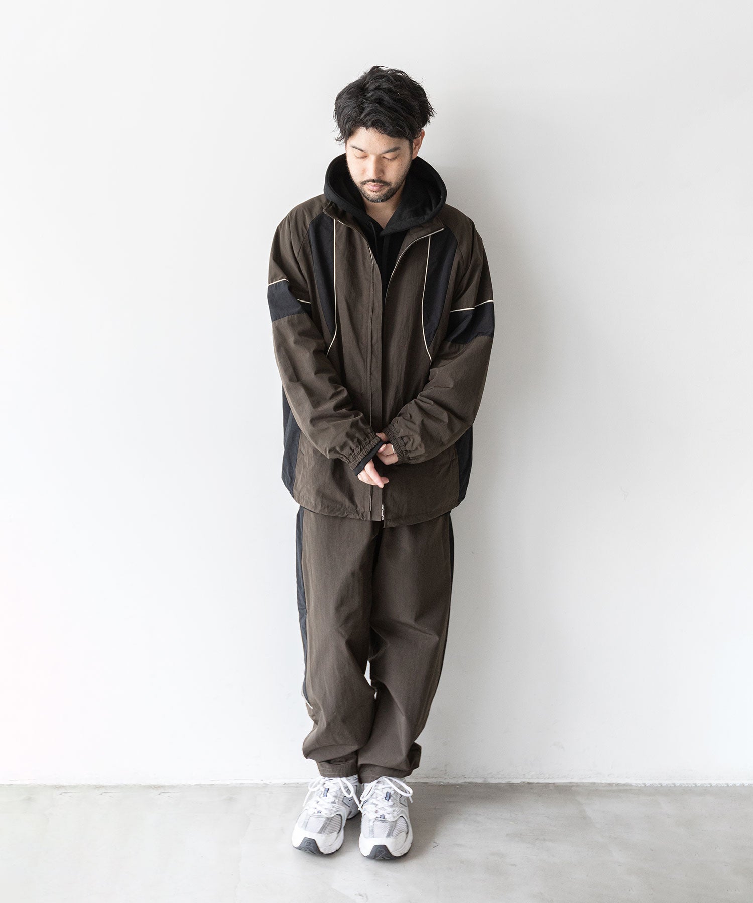 stein(シュタイン)の23AWコレクションTRAINER'S TRACK EASY TROUSERSのMILITARY KHAKI