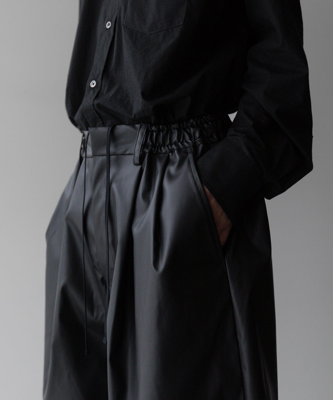 stein(シュタイン)の24SSコレクションCOATED WIDE EAZY SHORT TROUSERSのBLACK(COATING)