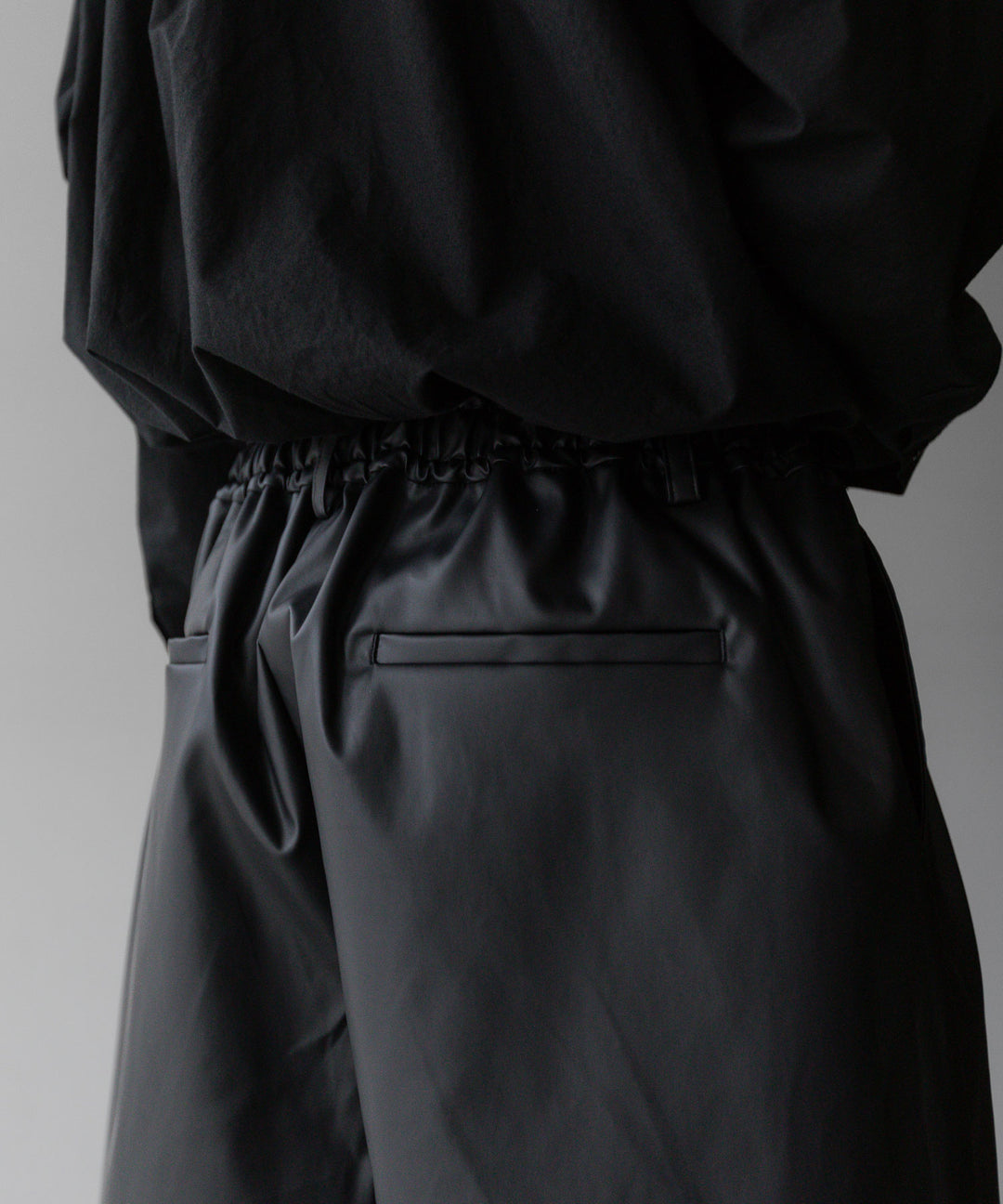 stein(シュタイン)の24SSコレクションCOATED WIDE EAZY SHORT TROUSERSのBLACK(COATING)