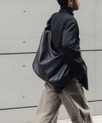 画像をギャラリービューアに読み込む, ssstein(シュタイン)のGOAT LEATHER SHIRRING HANDLE SHOULDER BAG - BLACKの公式通販サイトsession福岡セレクトショップ

