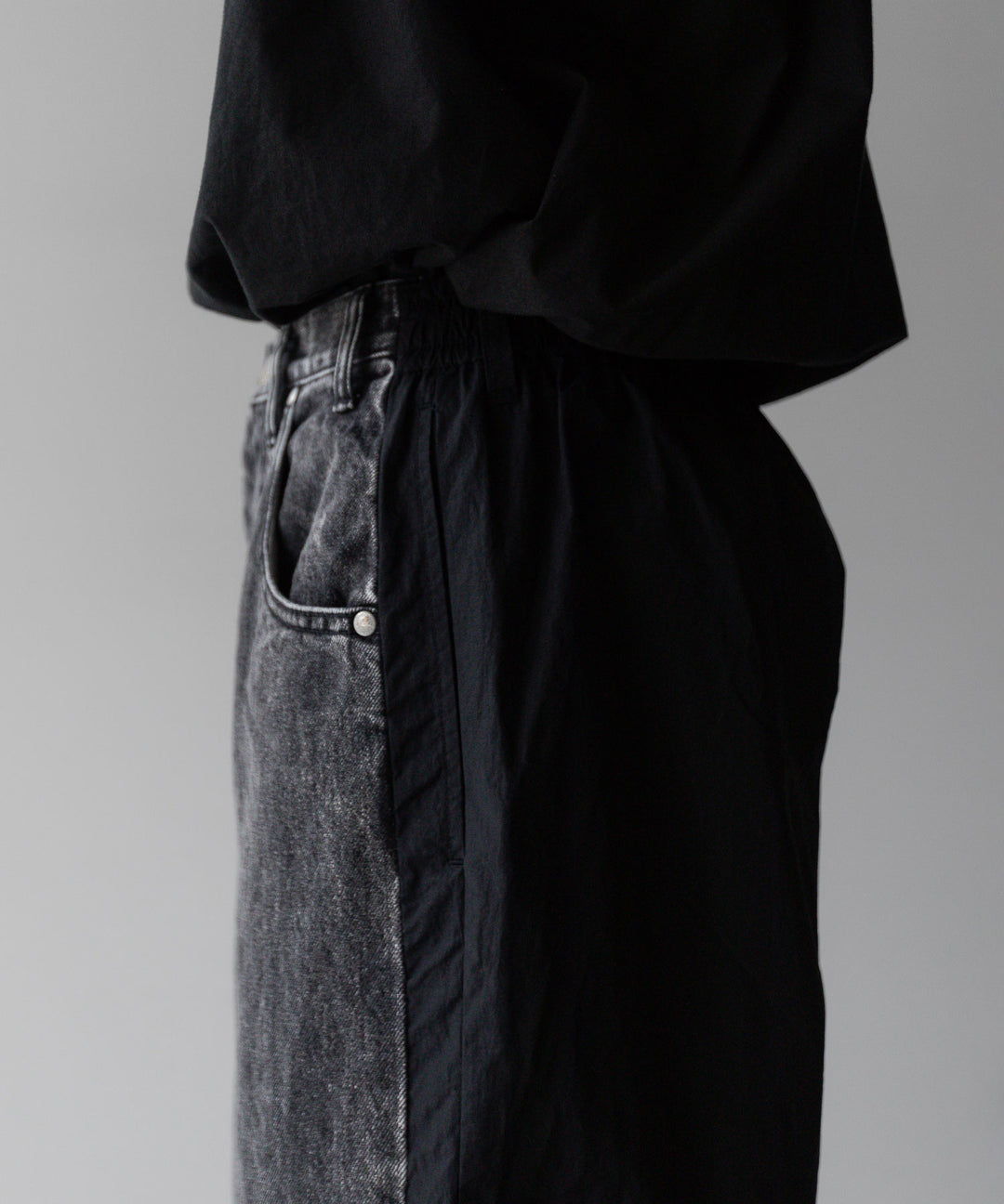 stein(シュタイン)の24SSコレクションNYLON COMBINATION CHEMICAL BLEACHED DENIM JEANSのBLACK