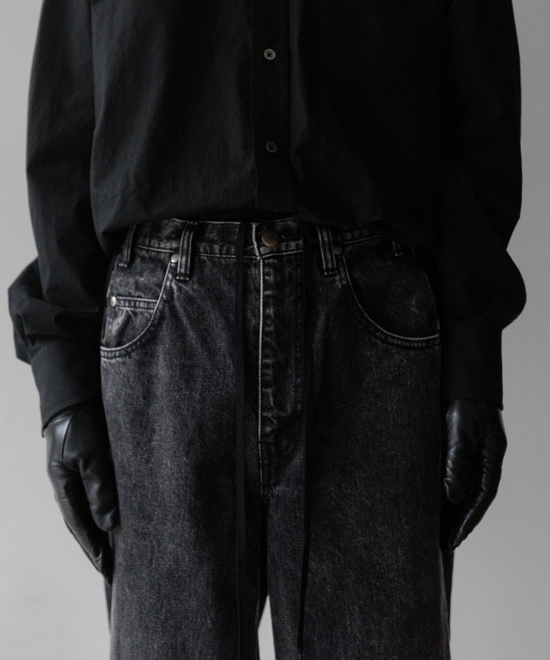 stein(シュタイン)の24SSコレクションNYLON COMBINATION CHEMICAL BLEACHED DENIM JEANSのBLACK