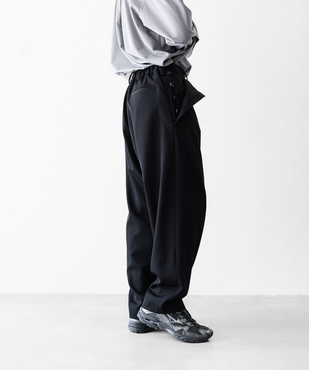 UJOH ウジョーのBUTTON LINE CLOSURE PNTのBLACK 公式通販サイトsession福岡セレクトショップ
