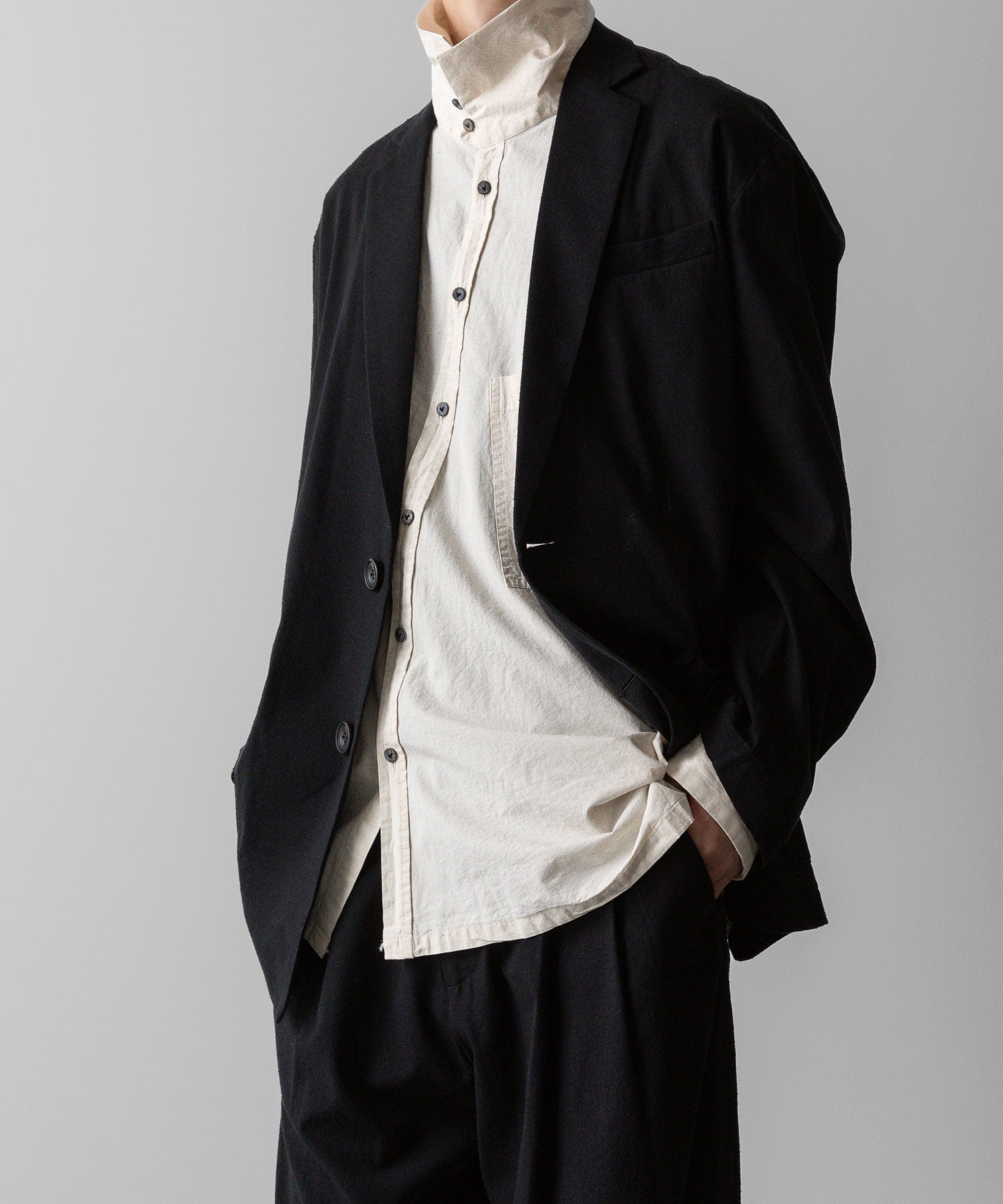 【 The Viridi-anne 】DIAGONAL OPEN HIGH NECK SHIRT - ECRU