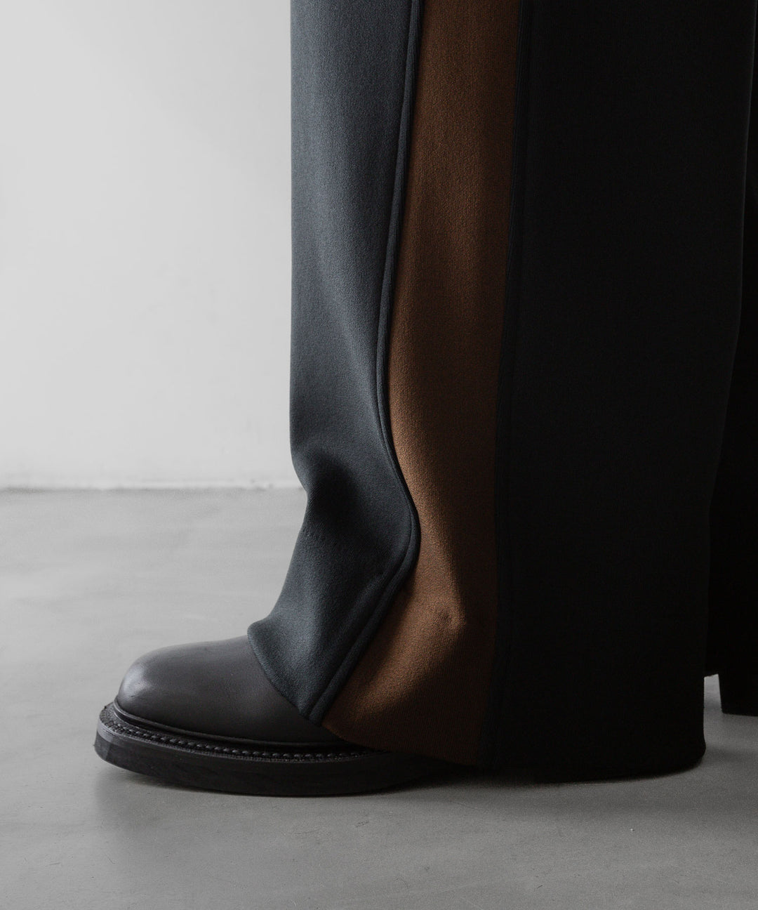 【stein】ssstein シュタインのCUPRO BICOLOR WIDE TRACK PANTSのCAMEL × CHARCOAL　 公式通販サイトsession福岡セレクトショップ