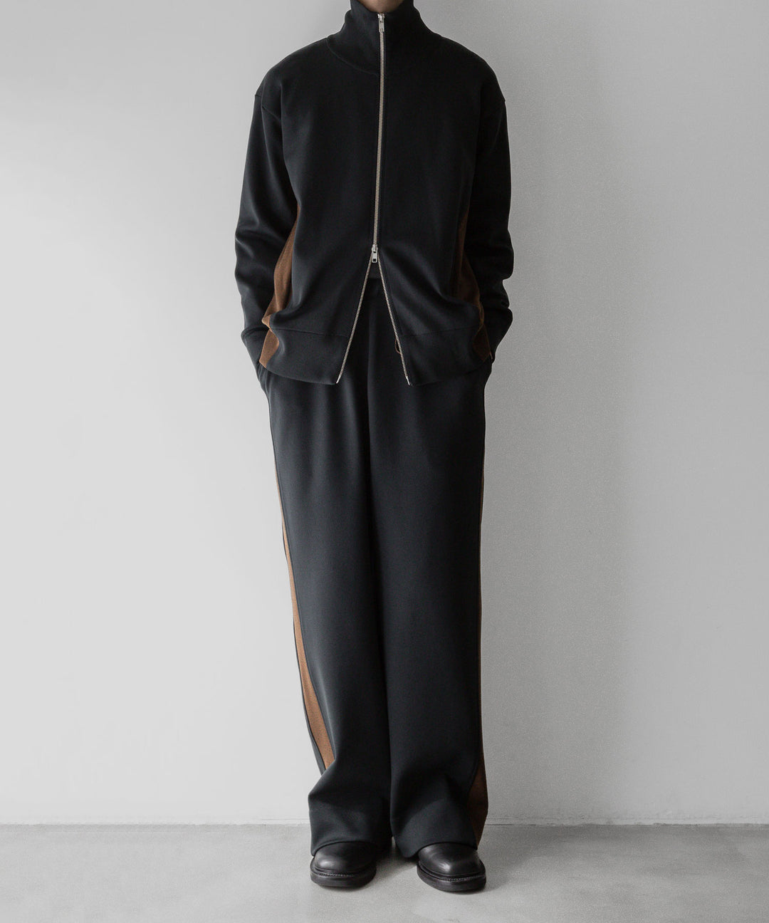 【stein】ssstein シュタインのCUPRO BICOLOR WIDE TRACK PANTSのCAMEL × CHARCOAL　 公式通販サイトsession福岡セレクトショップ