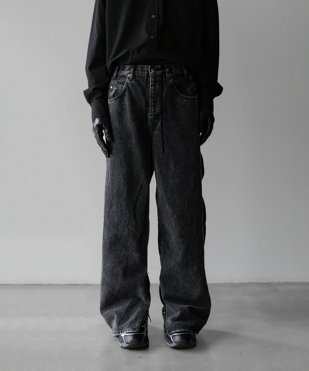 stein(シュタイン)の24SSコレクションNYLON COMBINATION CHEMICAL BLEACHED DENIM JEANSのBLACK