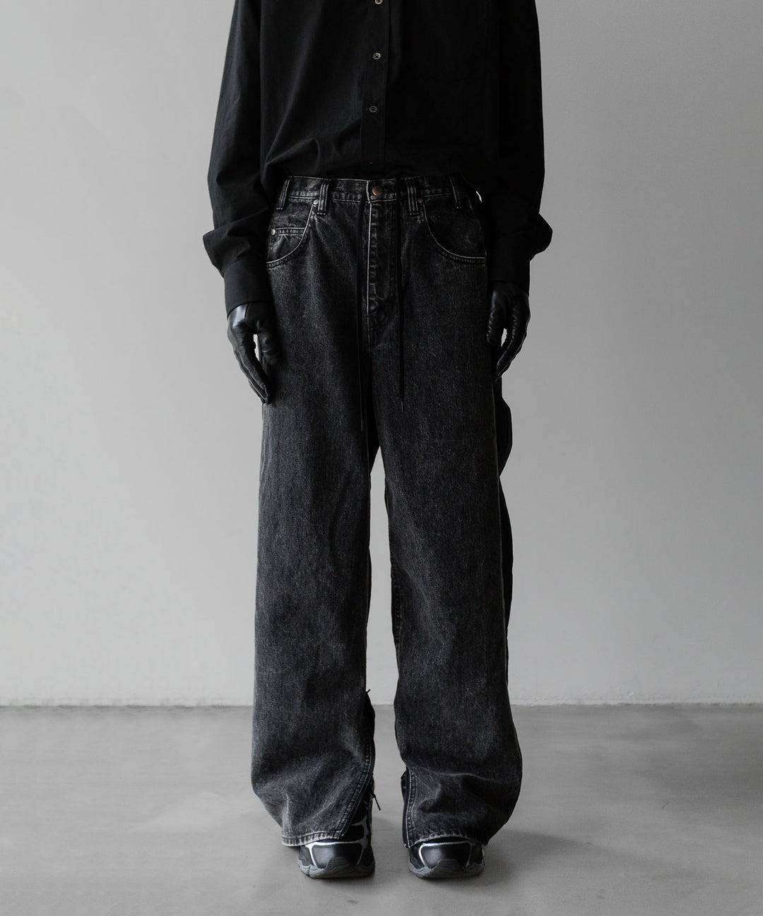 stein(シュタイン)の24SSコレクションNYLON COMBINATION CHEMICAL BLEACHED DENIM JEANSのBLACK
