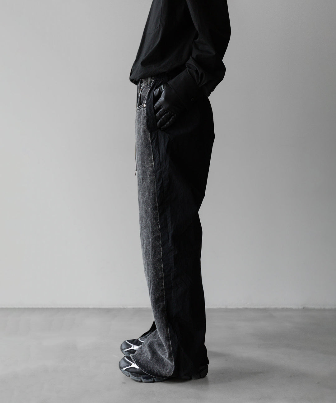 stein(シュタイン)の24SSコレクションNYLON COMBINATION CHEMICAL BLEACHED DENIM JEANSのBLACK