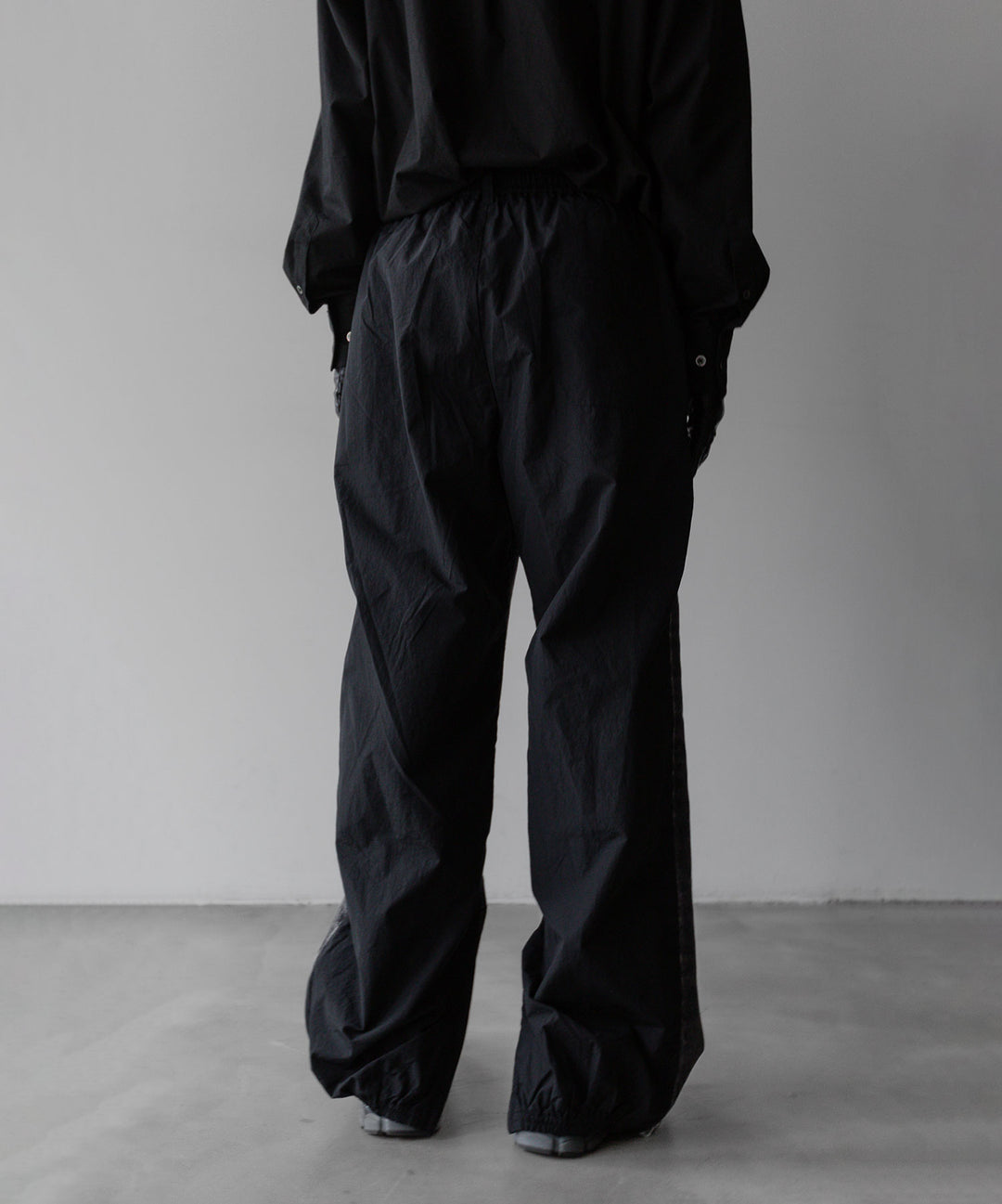 stein(シュタイン)の24SSコレクションNYLON COMBINATION CHEMICAL BLEACHED DENIM JEANSのBLACK