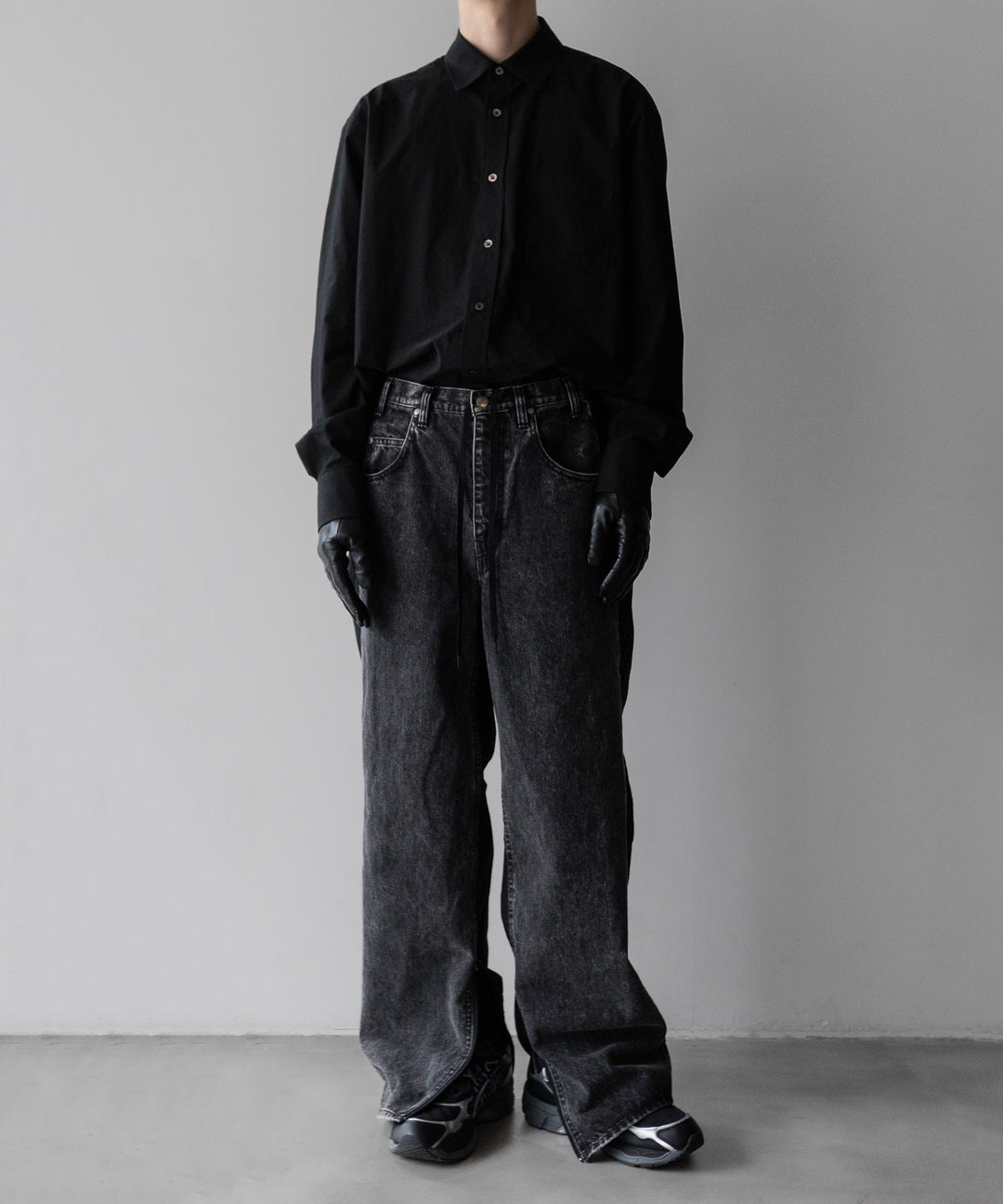 stein(シュタイン)の24SSコレクションNYLON COMBINATION CHEMICAL BLEACHED DENIM JEANSのBLACK