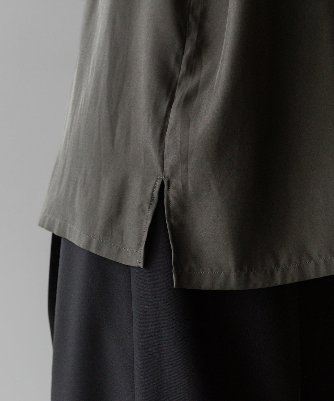 ssstein stein シュタインのOVERSIZED CUPRO OPEN COLLAR SS SHIRT - GREY KHAKI公式通販サイトsession福岡セレクトショップ