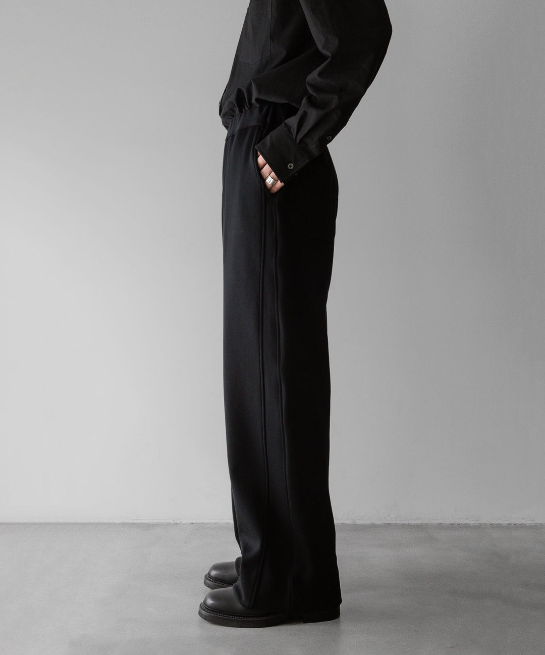【stein】ssstein シュタインのCUPRO BICOLOR WIDE TRACK PANTSのBLACK × BLACK  公式通販サイトsession福岡セレクトショップ