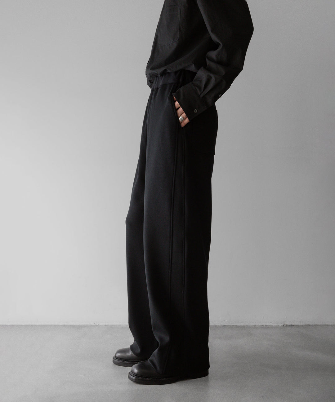 【stein】ssstein シュタインのCUPRO BICOLOR WIDE TRACK PANTSのBLACK × BLACK  公式通販サイトsession福岡セレクトショップ