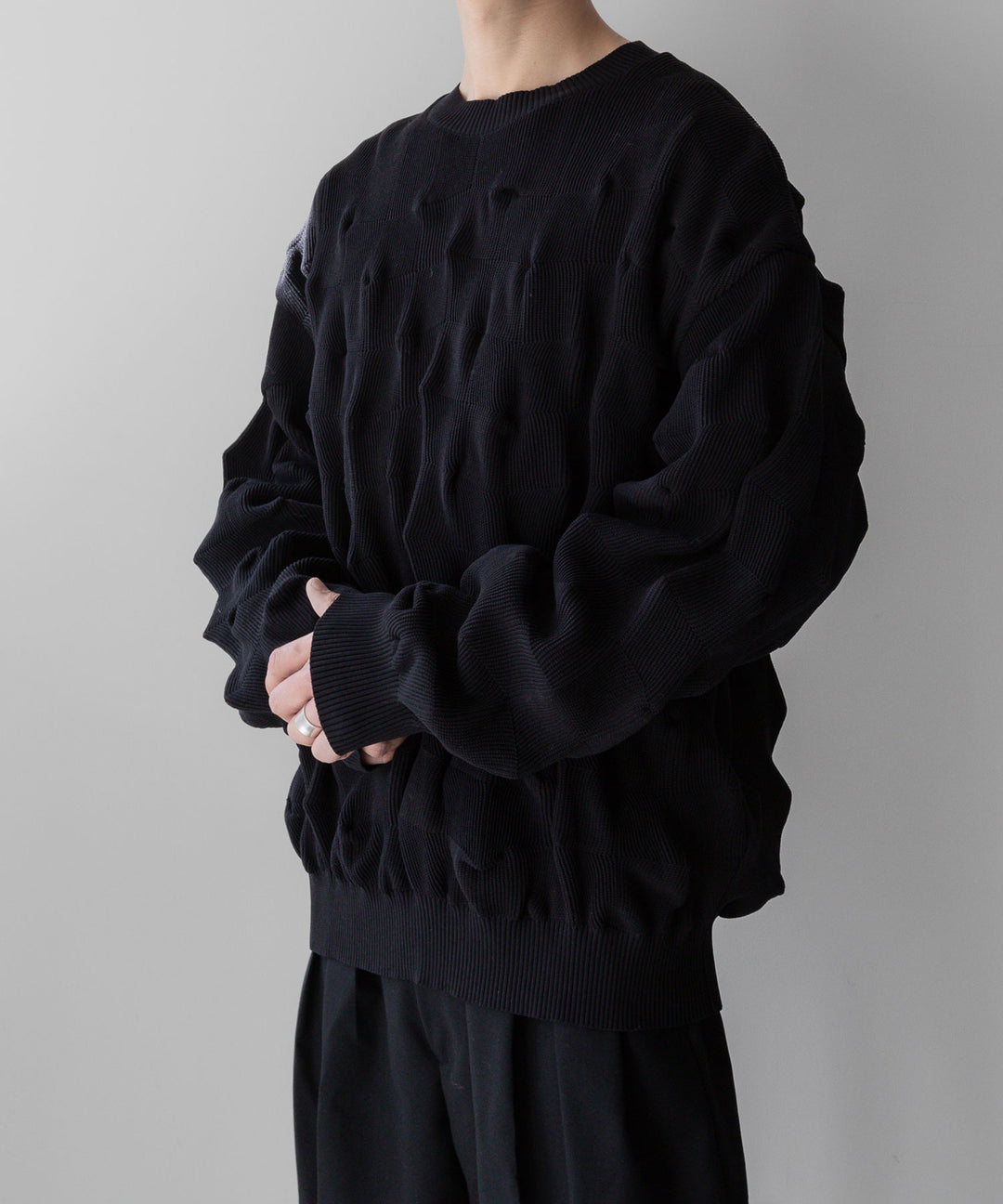 stein(シュタイン)の23AWコレクションBUMPY PATTERNED KNIT LSのBLACK