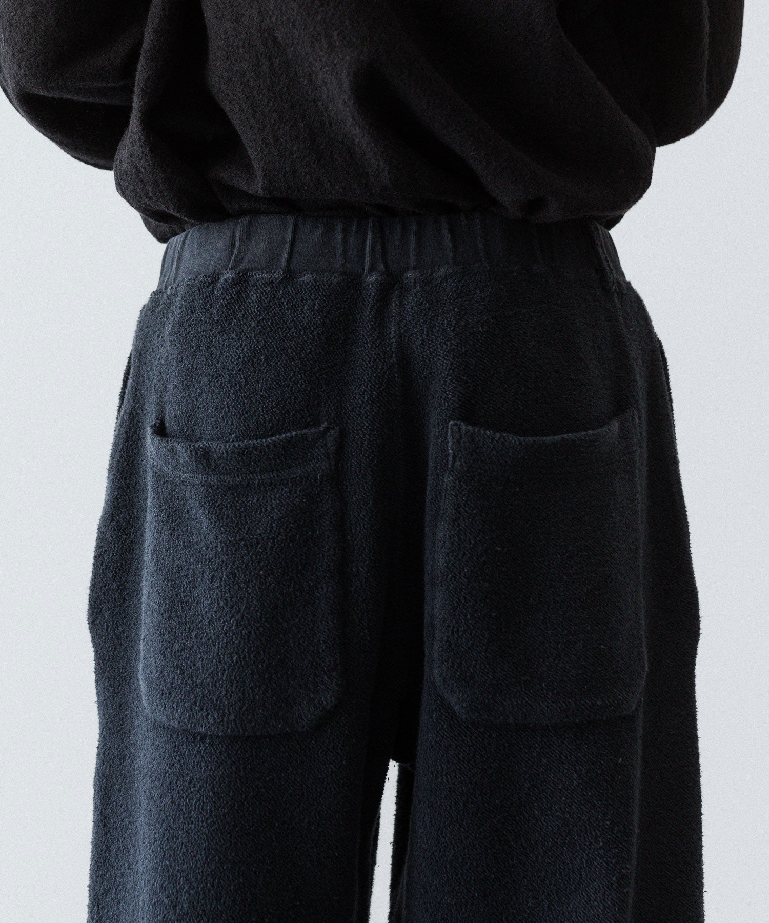 【phebus】SULFUR DYE FLEECE PANTS - CAHRCOAL