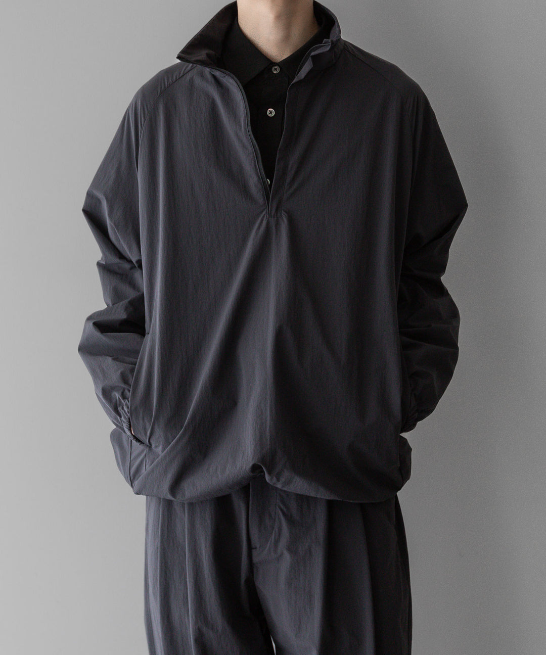 【stein】ssstein シュタインのWINDPROOF NYLON HALF ZIP PULLOVERのDARK GREY KHAKI 公式通販サイトsession福岡セレクトショップ