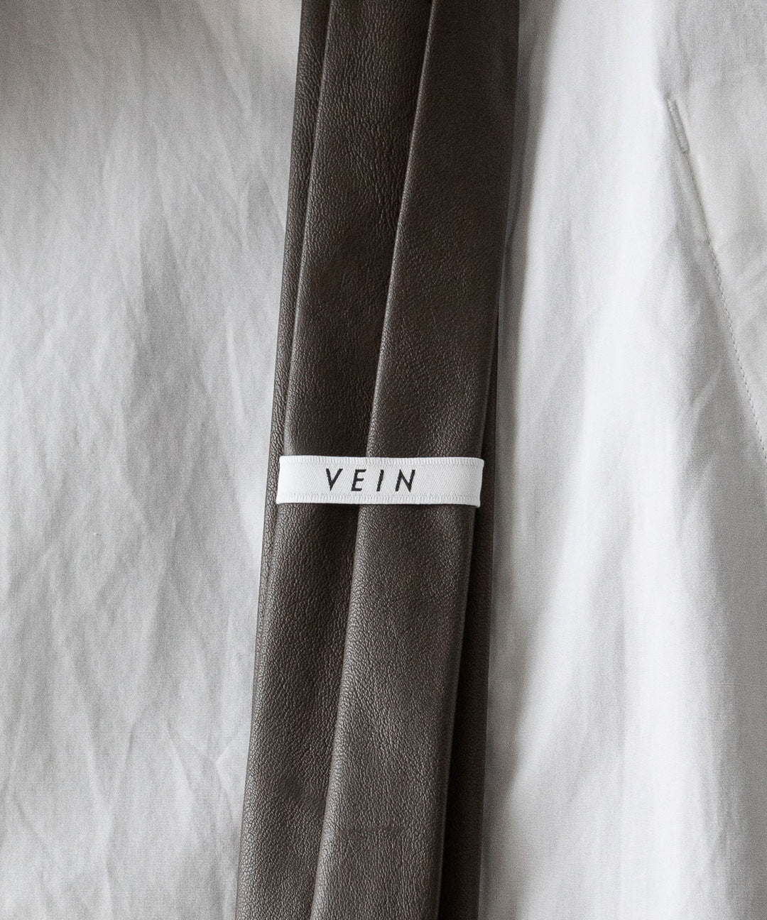 【 VEIN 】SYNTHETIC LEATHER NARROW TIE - BROWN