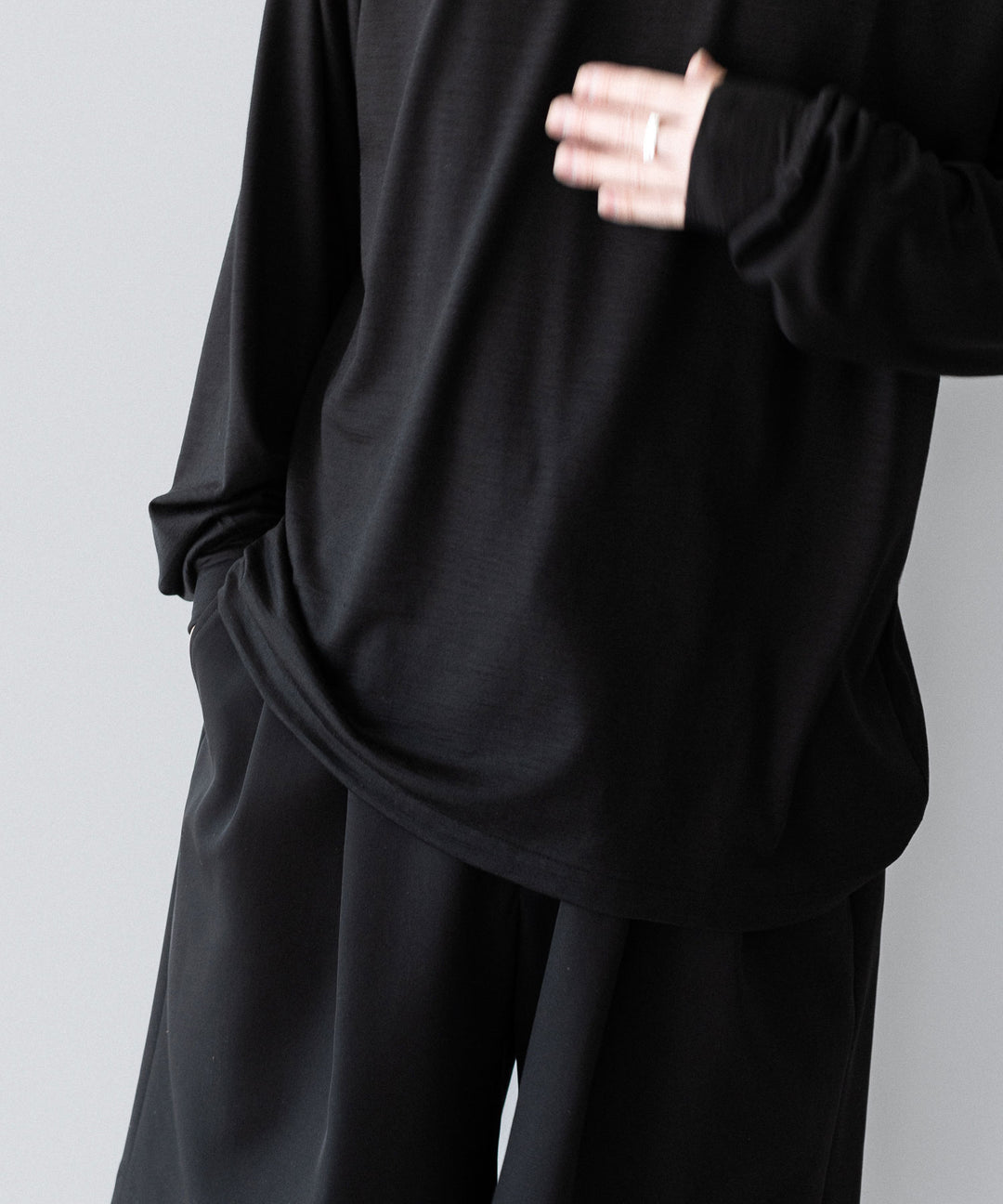 【INTÉRIM】    EXTRA FINE MERINO WOOL JERSEY L/S TEE - BLACK