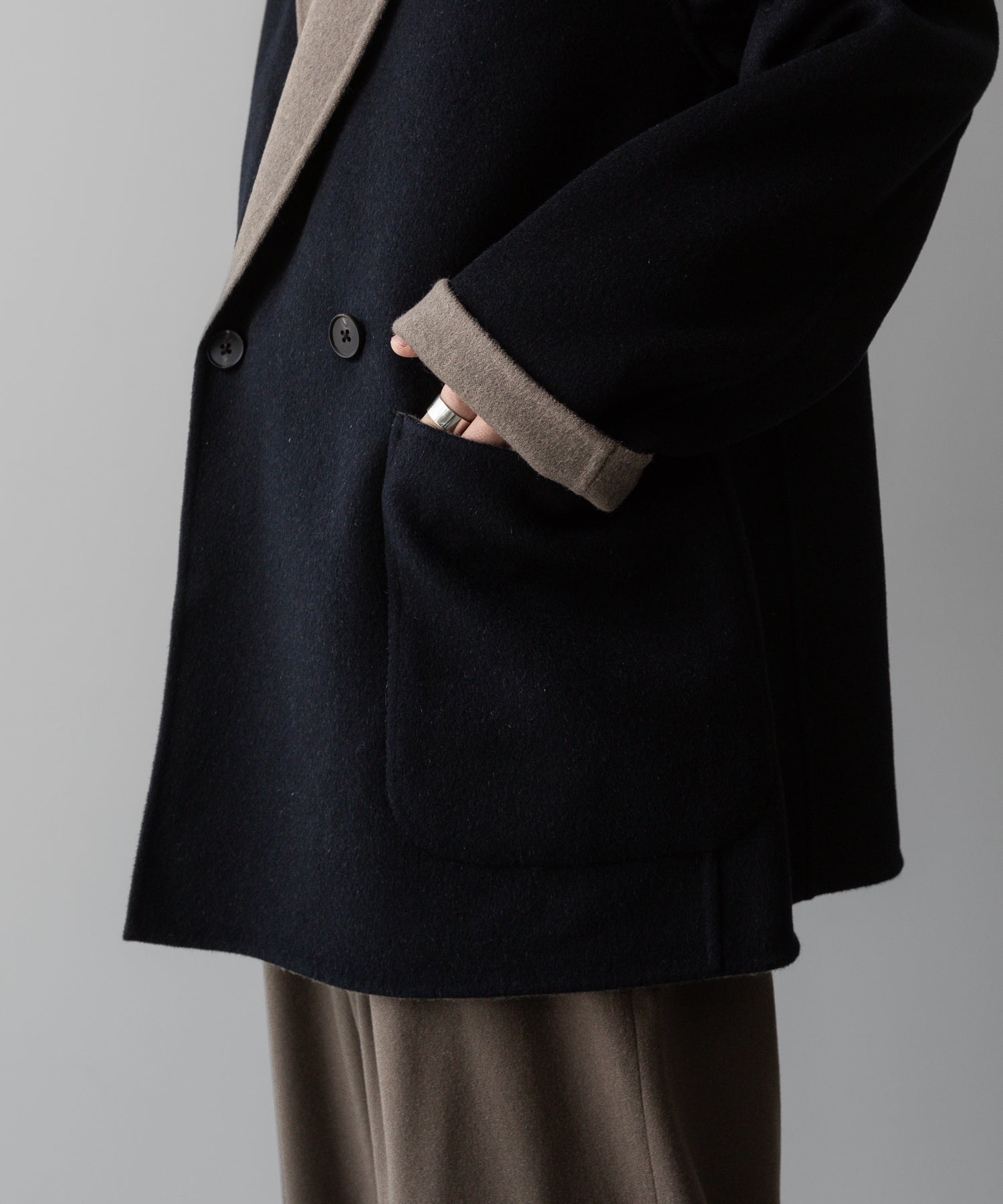 ssstein(シュタイン)の24AWコレクション REVERSIBLE PEAK LAPEL JACKET - NAVY × GREY KHAKI 公式通販サイトsession福岡セレクトショップ