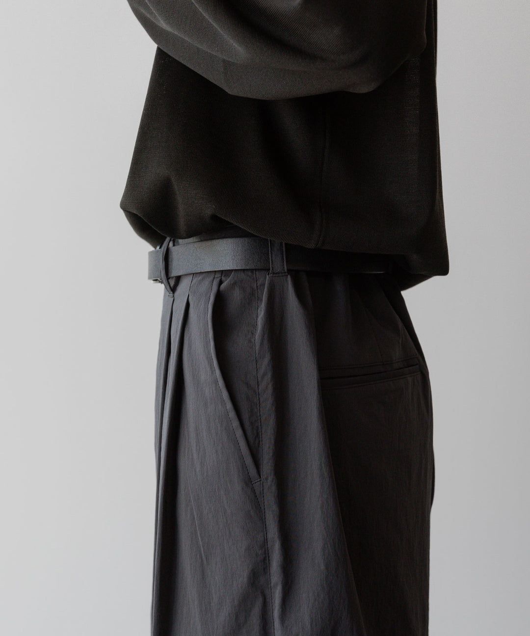 【ssstein】WINDPROOF NYLON EASY WIDE TROUSERS - GREY KHAKI