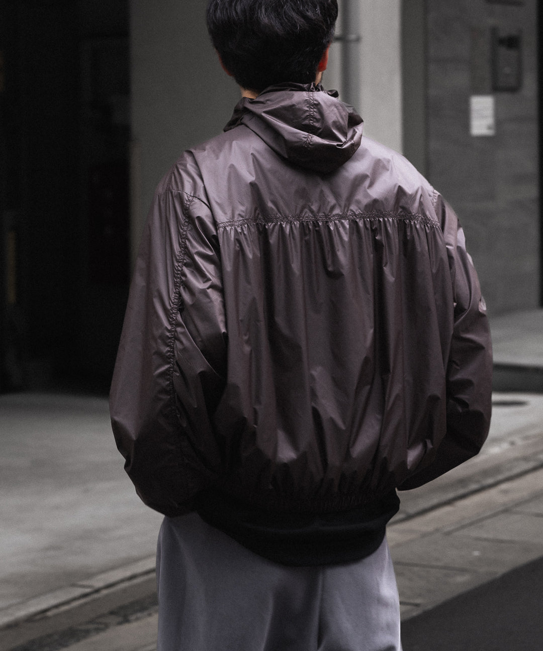 【ssstein】EXTRA LIGHT NYLON SHIRRED ZIP HOOD JACKET - DARK BROWN