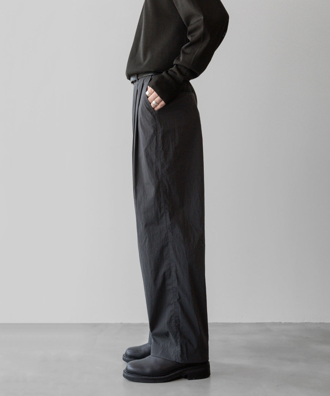 ssstein(シュタイン)の24AWコレクション WINDPROOF NYLON EASY WIDE TROUSERS - GREY KHAKI 公式通販サイトsession福岡セレクトショップ