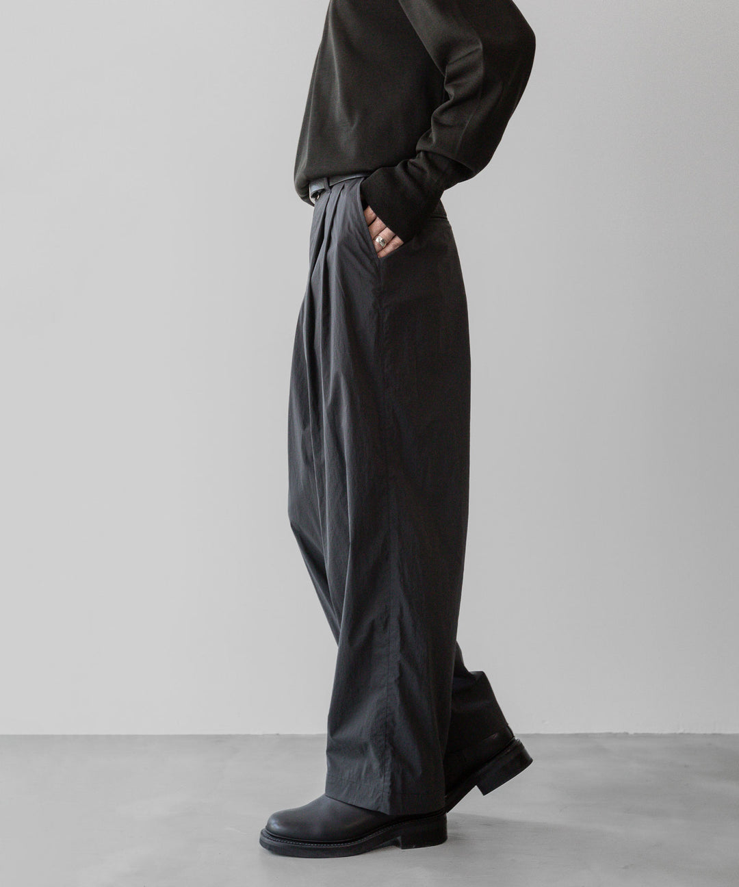 ssstein(シュタイン)の24AWコレクション WINDPROOF NYLON EASY WIDE TROUSERS - GREY KHAKI 公式通販サイトsession福岡セレクトショップ