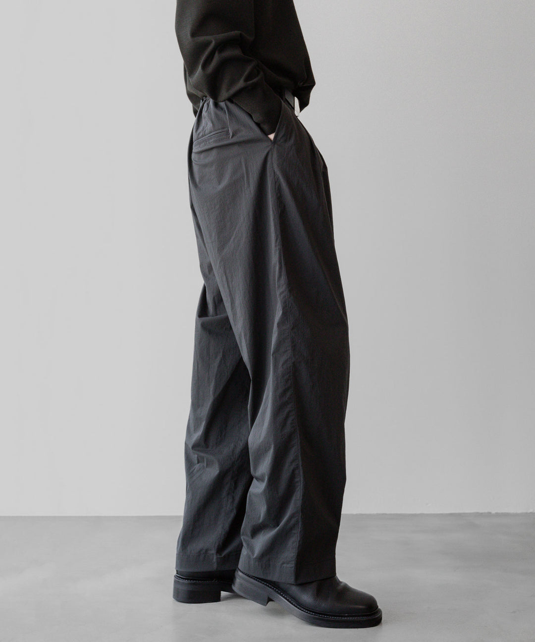 ssstein(シュタイン)の24AWコレクション WINDPROOF NYLON EASY WIDE TROUSERS - GREY KHAKI 公式通販サイトsession福岡セレクトショップ