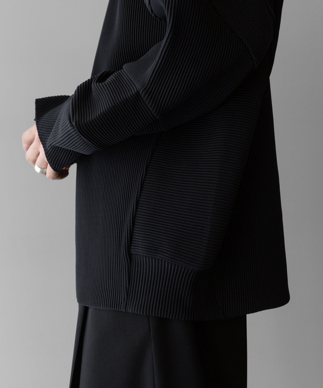 【stein】ssstein シュタインのGRADATION PLEATS COMBINATION SLEEVES LSのBLACK　 公式通販サイトsession福岡セレクトショップ