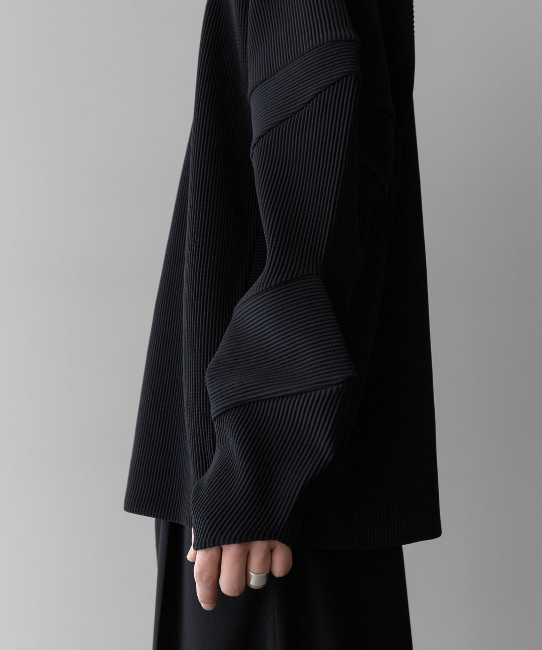 【stein】ssstein シュタインのGRADATION PLEATS COMBINATION SLEEVES LSのBLACK　 公式通販サイトsession福岡セレクトショップ