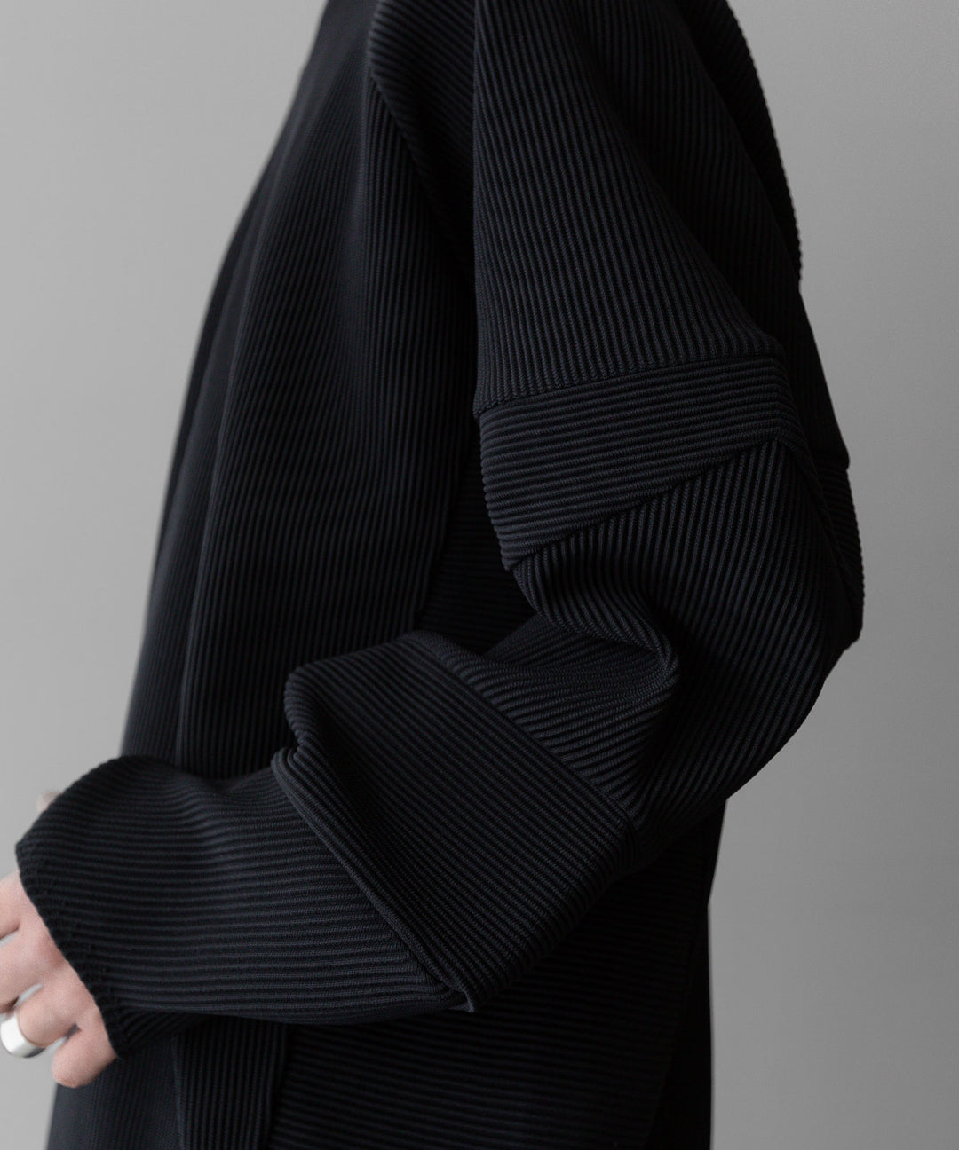 【stein】ssstein シュタインのGRADATION PLEATS COMBINATION SLEEVES LSのBLACK　 公式通販サイトsession福岡セレクトショップ