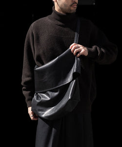 ATTACHMENT /アタッチメント】SYNTHETIC LEATHER SHOULDER BAG - BLACK
