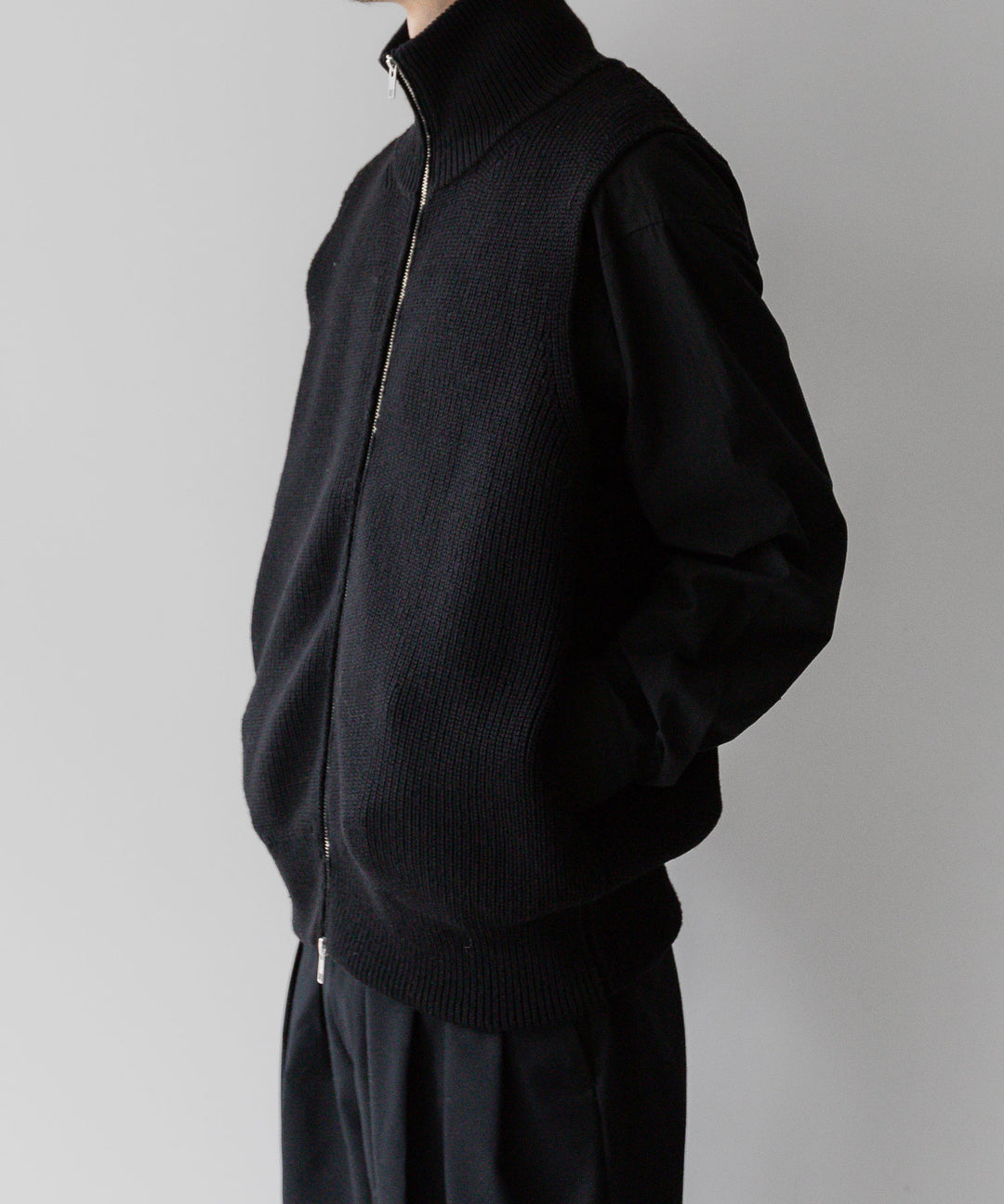stein(シュタイン)の23AWコレクションOVERSIZED DRIVERS KNIT ZIP VESTのBLACK