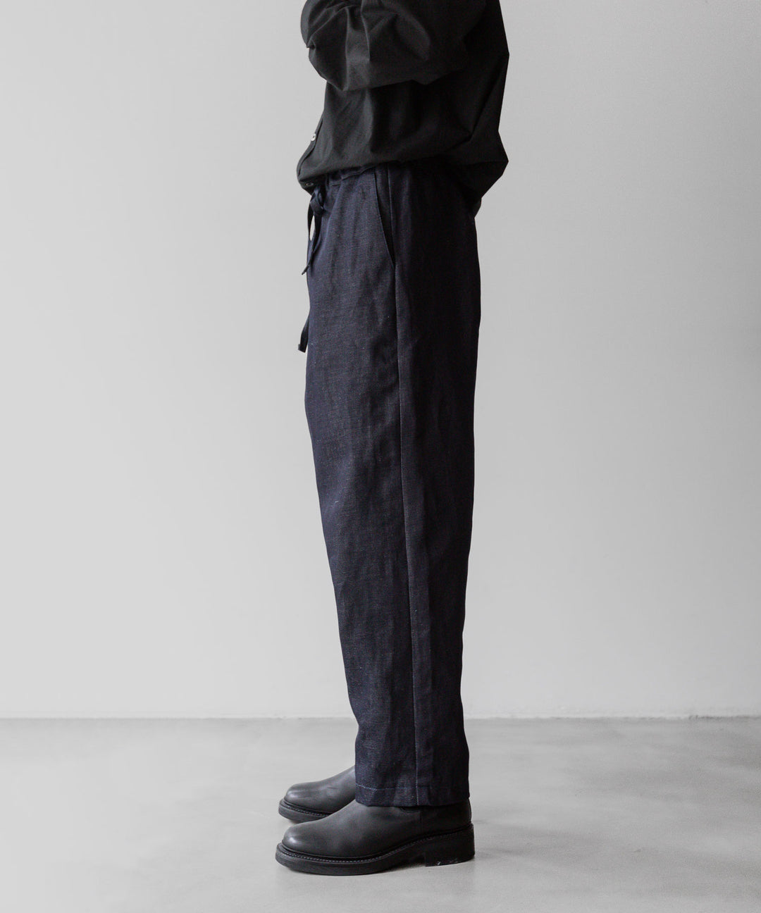 INTÉRIM - インテリムのLINEN DENIM TAPERED EASY PANTS - NAVY公式通販サイトsession福岡セレクトショップ