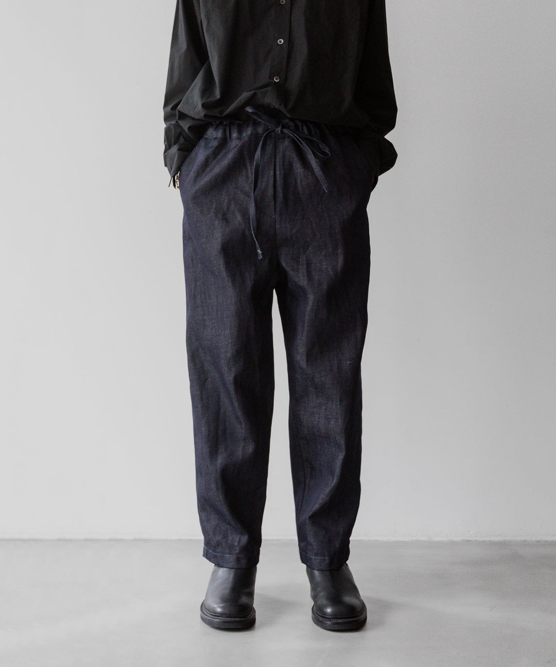 INTÉRIM - インテリムのLINEN DENIM TAPERED EASY PANTS - NAVY公式通販サイトsession福岡セレクトショップ