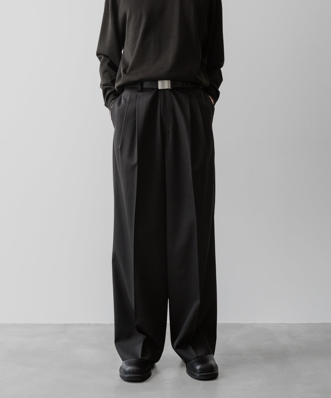 ssstein(シュタイン)の24AWコレクション LONG WIDE TROUSERS (2/90 WOOL GABARDINE) - DARK CHARCOAL 公式通販サイトsession福岡セレクトショップ