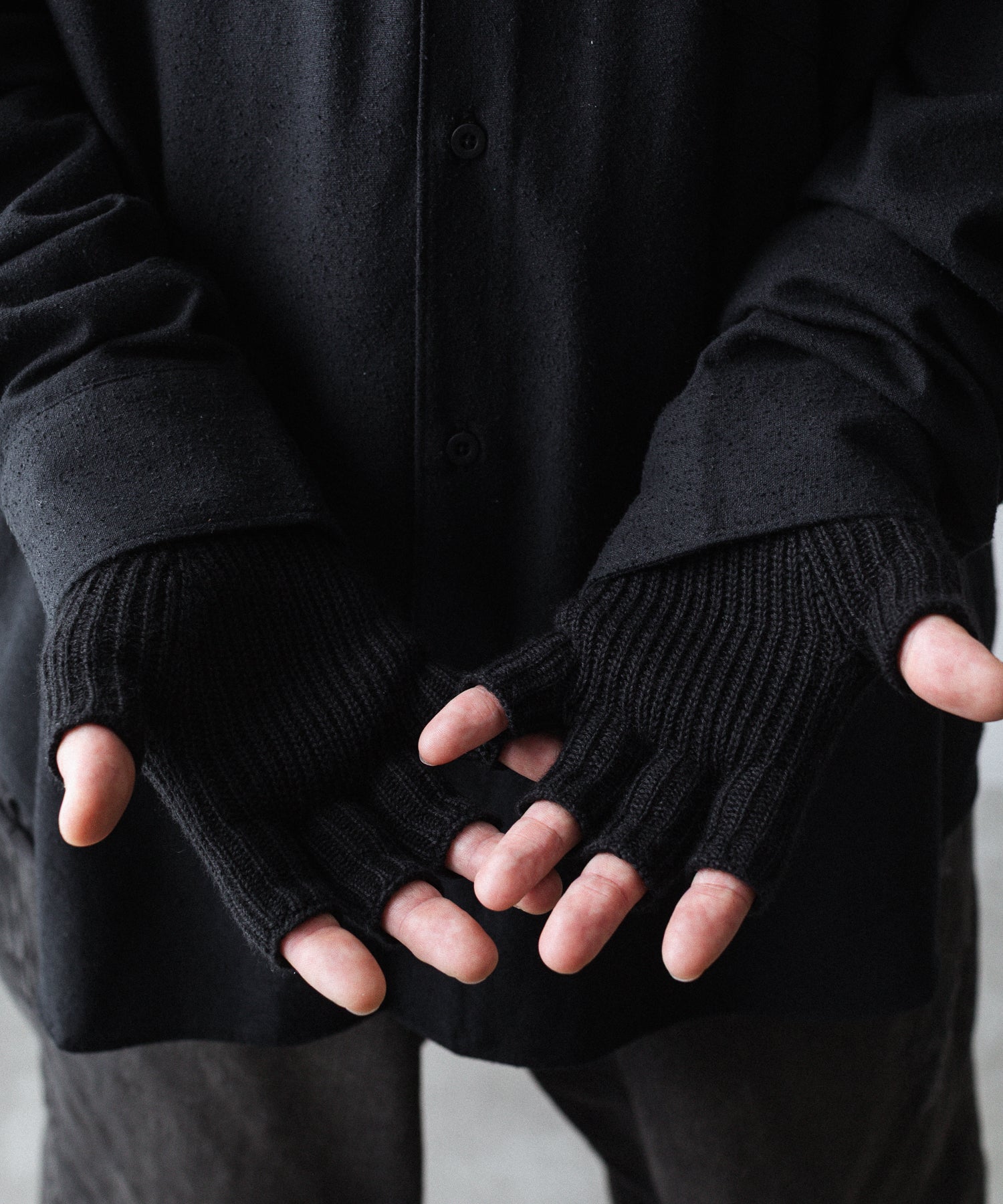 INTÉRIM インテリムのWOOL SILK CASHMERE DEAD STOCK YARN FINGERLESS GLOVESのBLACK 公式通販サイトsession福岡セレクトショップ