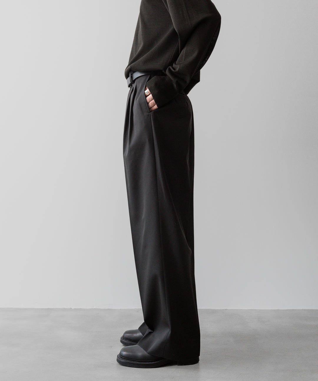 ssstein(シュタイン)の24AWコレクション LONG WIDE TROUSERS (2/90 WOOL GABARDINE) - DARK CHARCOAL 公式通販サイトsession福岡セレクトショップ