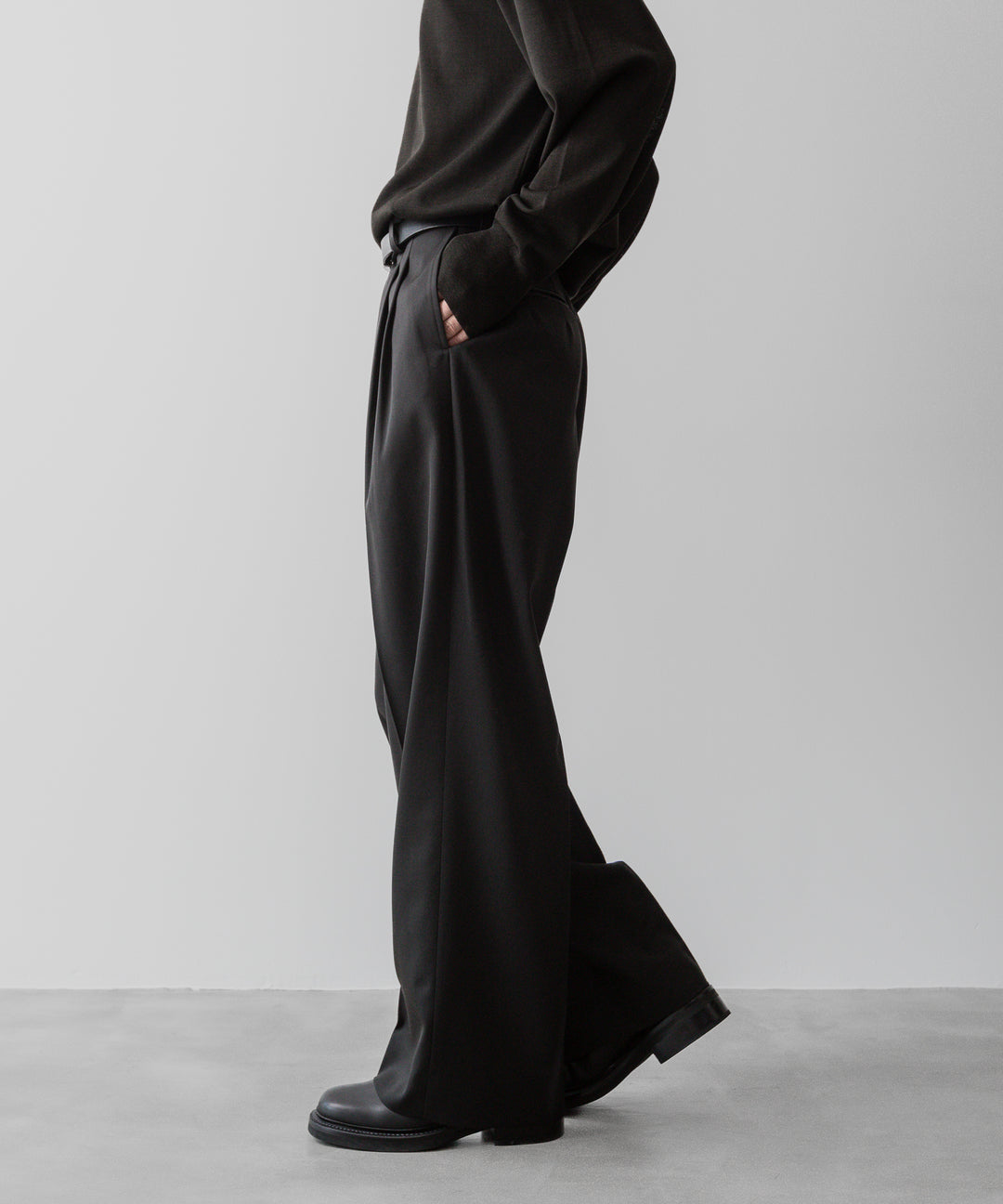 ssstein(シュタイン)の24AWコレクション LONG WIDE TROUSERS (2/90 WOOL GABARDINE) - DARK CHARCOAL 公式通販サイトsession福岡セレクトショップ