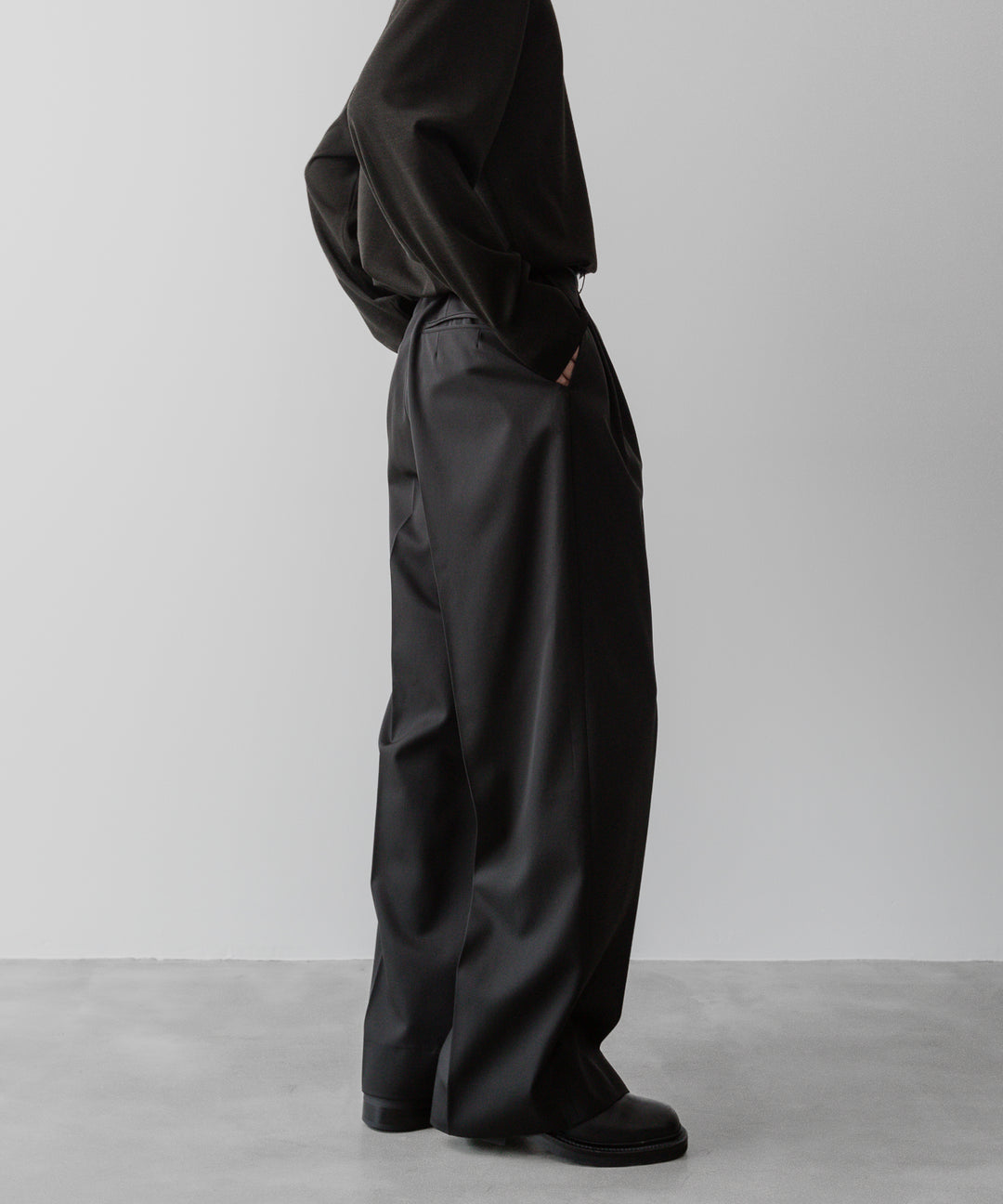 ssstein(シュタイン)の24AWコレクション LONG WIDE TROUSERS (2/90 WOOL GABARDINE) - DARK CHARCOAL 公式通販サイトsession福岡セレクトショップ