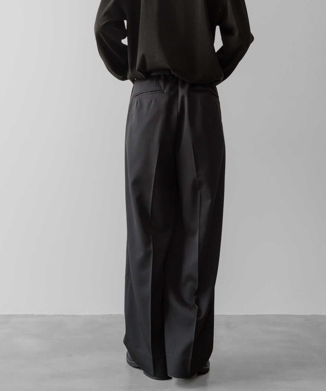 ssstein(シュタイン)の24AWコレクション LONG WIDE TROUSERS (2/90 WOOL GABARDINE) - DARK CHARCOAL 公式通販サイトsession福岡セレクトショップ