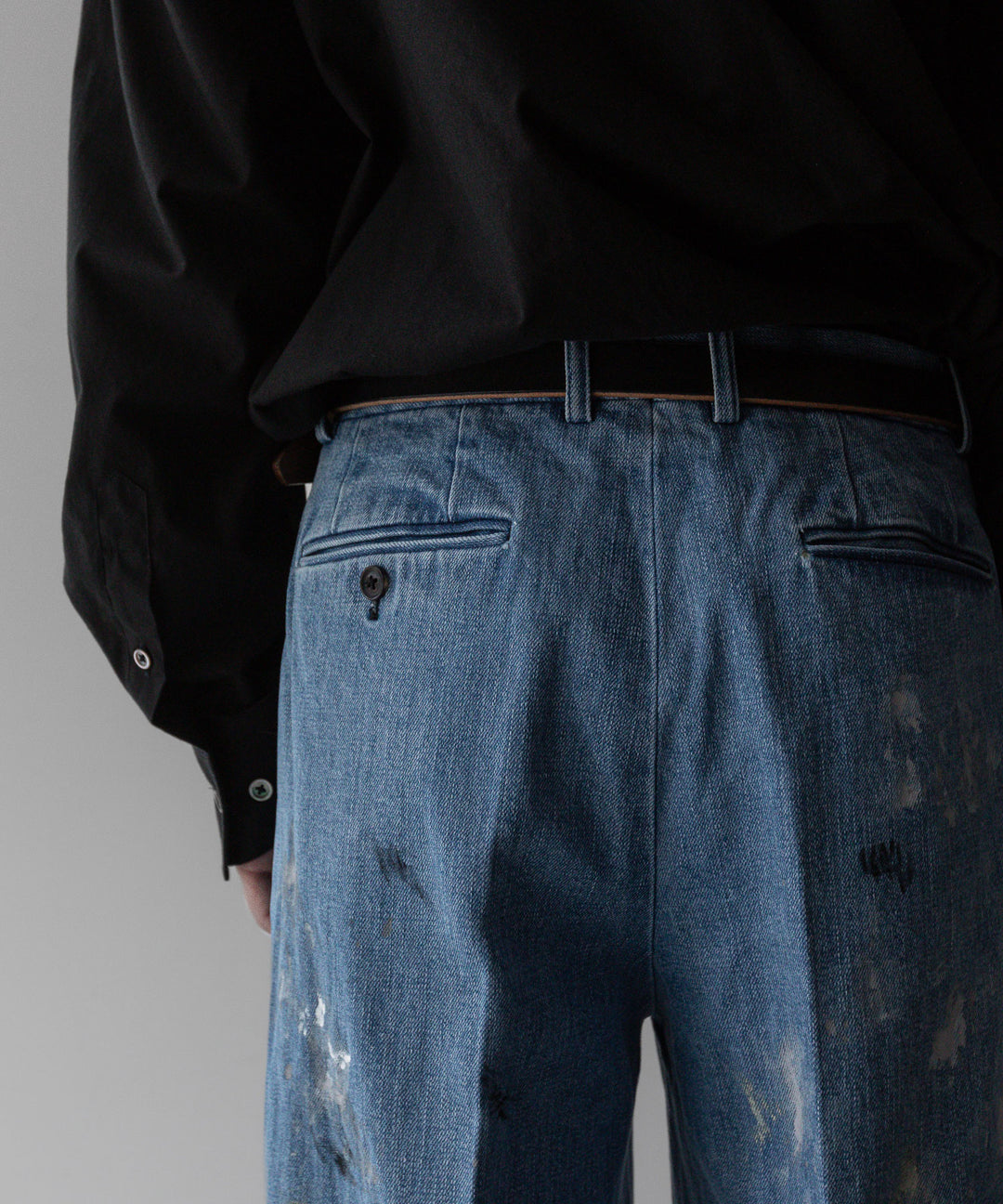 INTÉRIM - インテリムのMILK PAINT USED DENIM 2-TUCK STRAIGHT SLACKS - PU.NAVY公式通販サイトsession福岡セレクトショップ
