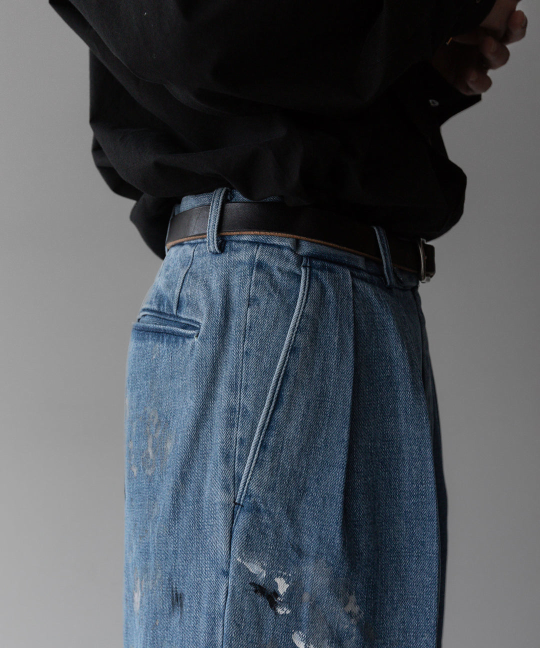 INTÉRIM - インテリムのMILK PAINT USED DENIM 2-TUCK STRAIGHT SLACKS - PU.NAVY公式通販サイトsession福岡セレクトショップ