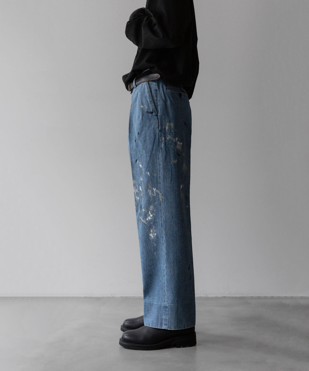 INTÉRIM - インテリムのMILK PAINT USED DENIM 2-TUCK STRAIGHT SLACKS - PU.NAVY公式通販サイトsession福岡セレクトショップ
